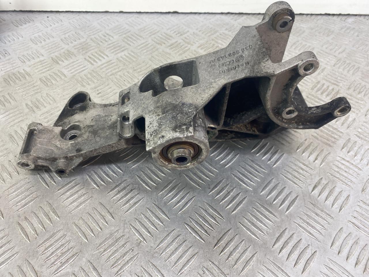 кронштейн генератора Volkswagen Passat B5 2000, 1.9 л., дизель, зеленый, универсал, передний привод, 038903143AE - фото №1