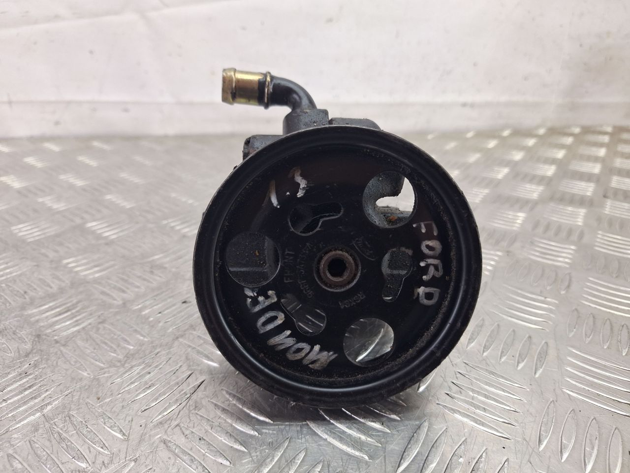 насос гидроусилителя руля Ford Fiesta 4 поколение (1996 - 2000), 1.3 л., 96BF3A733AD - фото №1