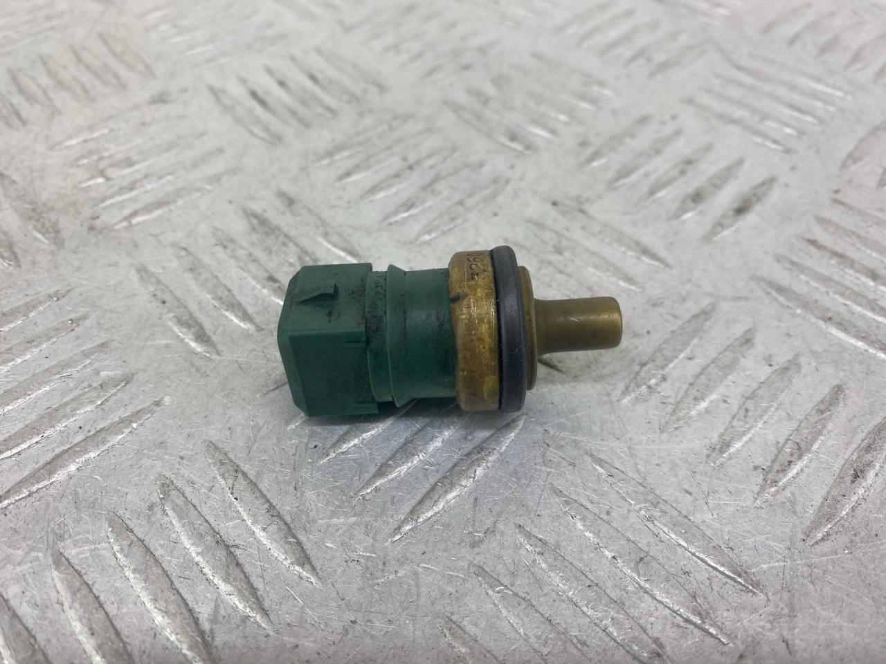 датчик температуры охлаждающей жидкости Volkswagen Passat B5 1999, 1.8 л., APT, бензин, 5МКПП, зеленый, универсал, передний привод - фото №1