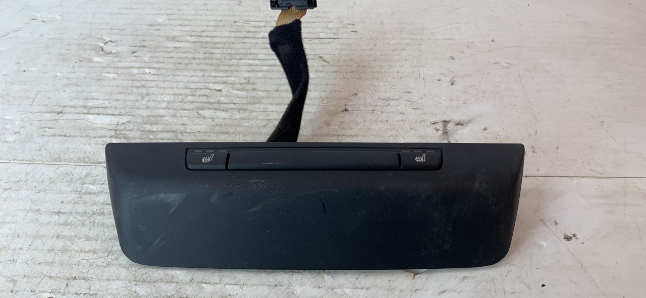 кнопка обогрева сидений BMW 1 серия E81/E82/E87/E88 2006, 1.6 л., N45 B16 A, бензин, МКПП, хетчбэк 5 дв., задний привод, 03743670, 61.31-6962604-03 - фото №1