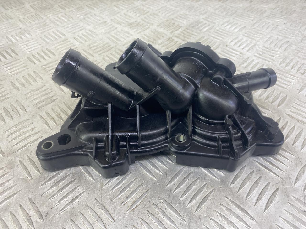 корпус термостата Audi A4 B9 2017, 1.4 л., CVNA, бензин, 6МКПП, темно-синий, универсал, передний привод, 04E121600BE - фото №1