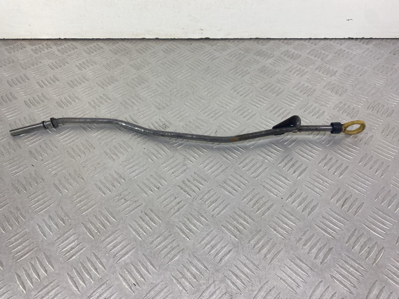 щуп двигателя Toyota Aygo 2 поколение AB40 2018, 1.0 л., 1KR-FE, бензин, белый, хетчбэк 5 дв., передний привод - фото №1