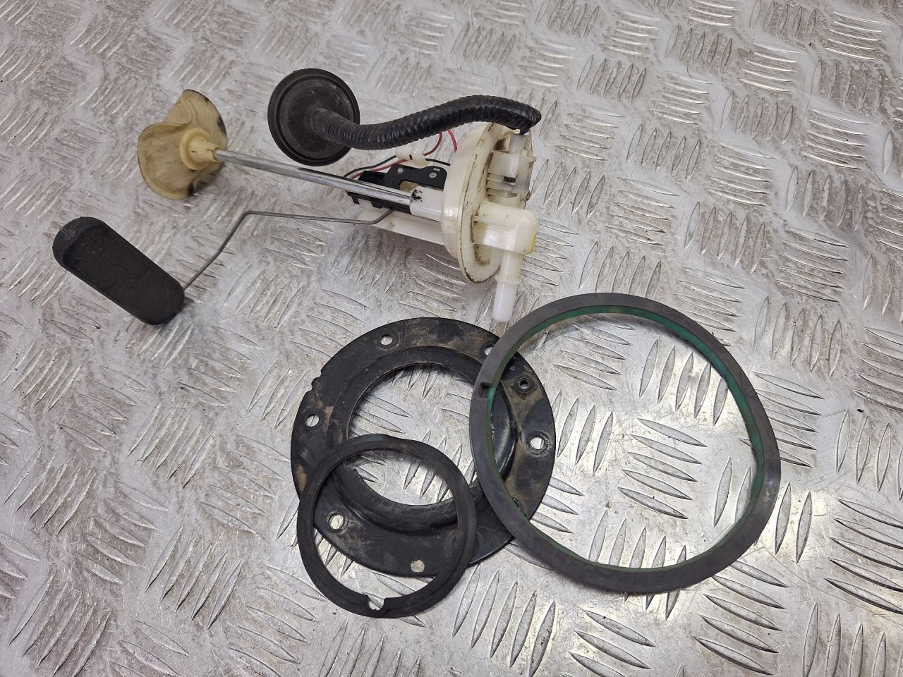 датчик уровня топлива Subaru Forester 3 поколение (SH) 2010 - фото №1