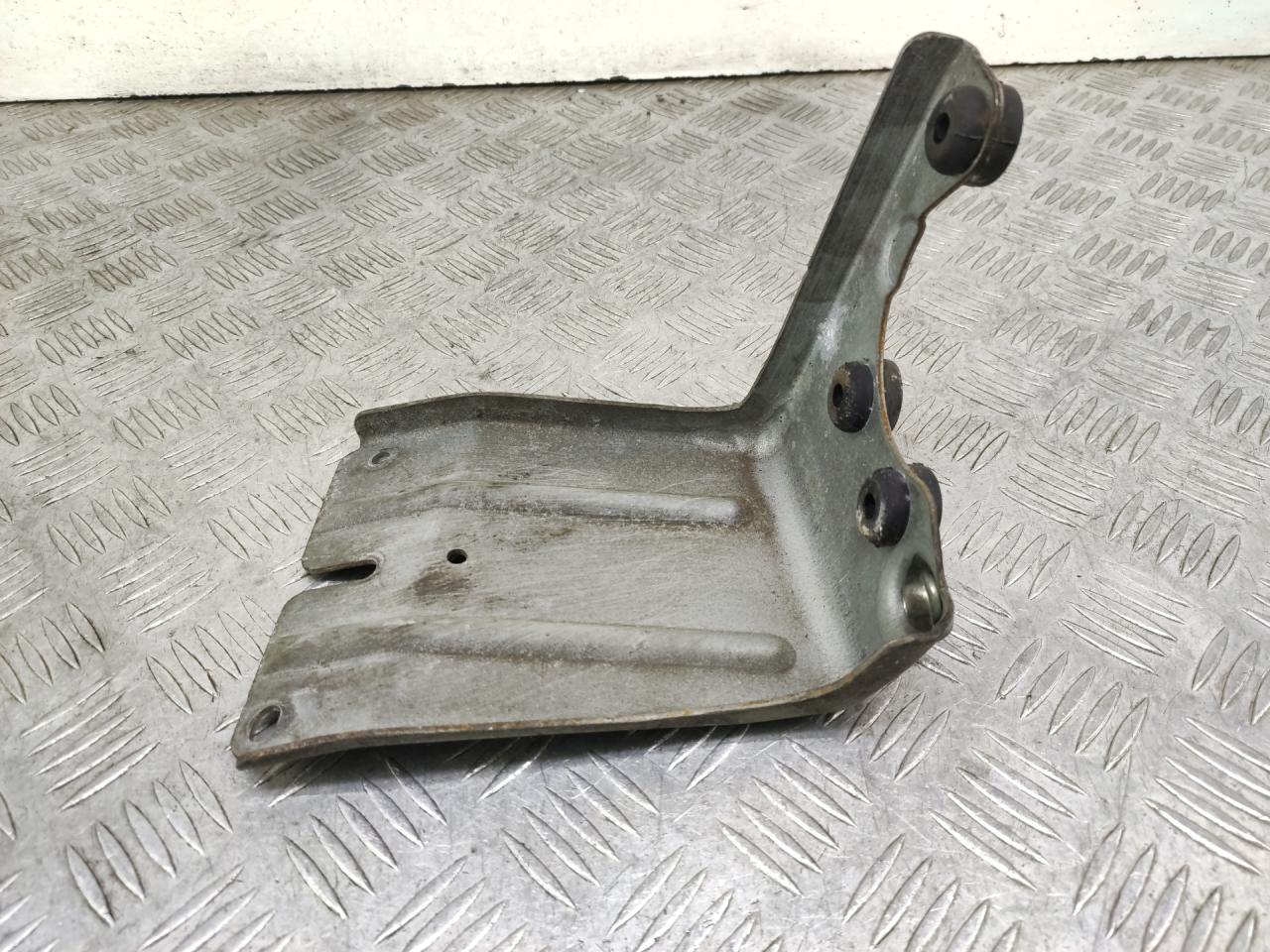 Кронштейн блока ABS Volvo V70 2 поколение 2001, 2.4 л., B 5244 T3, бензин, АКПП, серебро, универсал, полный привод - фото №1