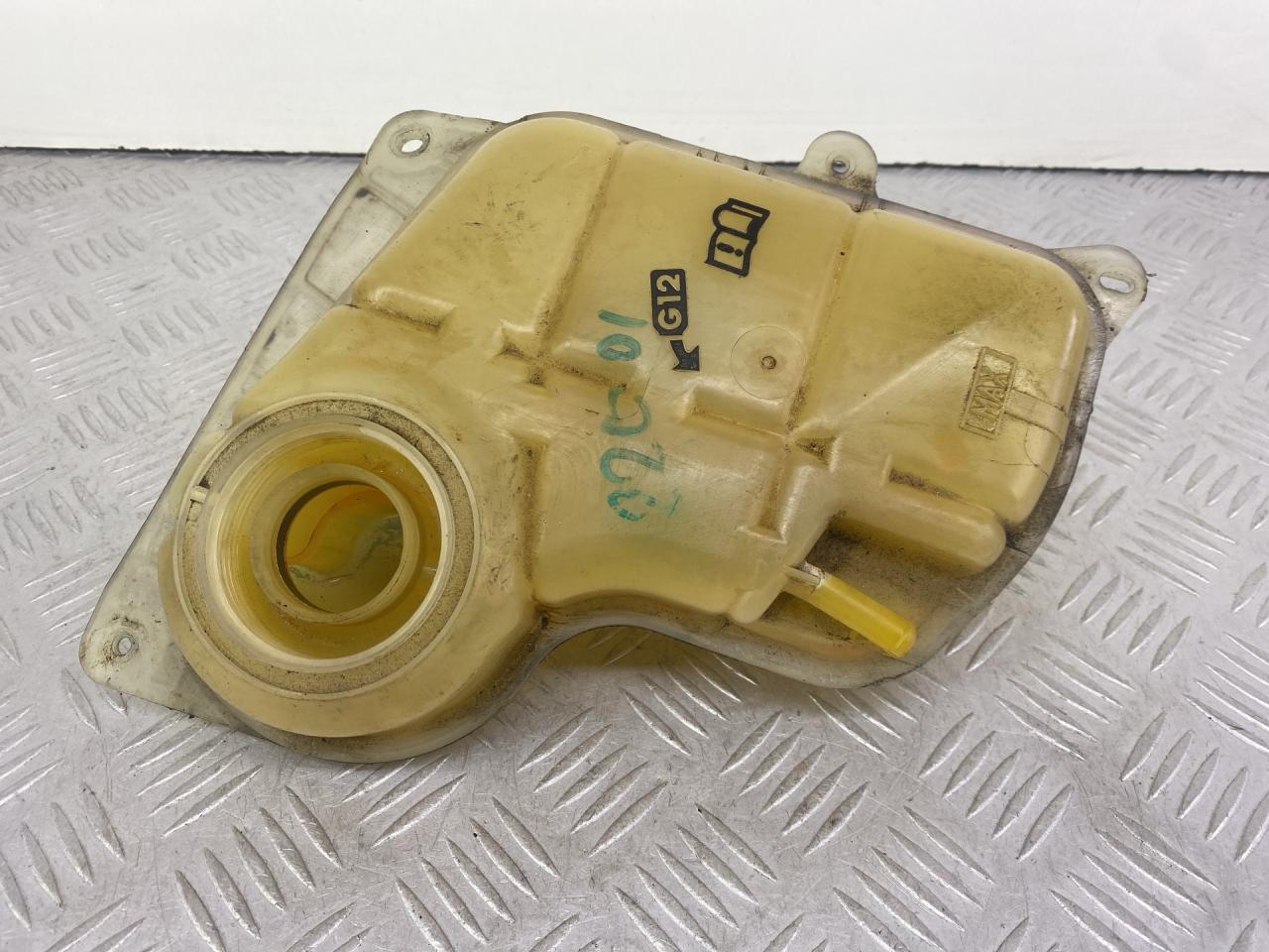 бачок расширительный Volkswagen Passat B5 1999, 1.8 л., APT, бензин, 5МКПП, зеленый, универсал, передний привод, 8D0121403L - фото №1