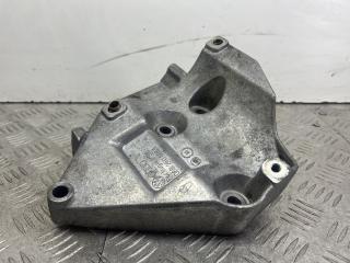 кронштейн компрессора кондиционера Audi A6 4B/C5 1999, 1.8 л., AQE, бензин, МКПП, красный, седан, 06B260885A