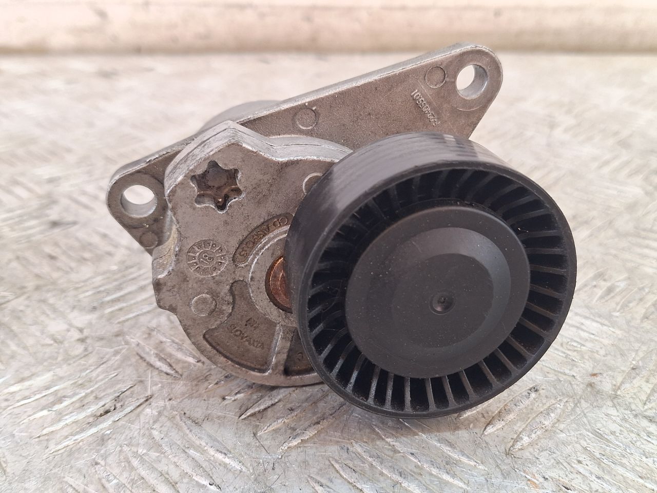 Натяжитель ремня агрегатов Volvo C70 1 поколение 1999, 2.5 л., бензин, МКПП, серебро, купе, передний привод, 23405501, 190418 - фото №1