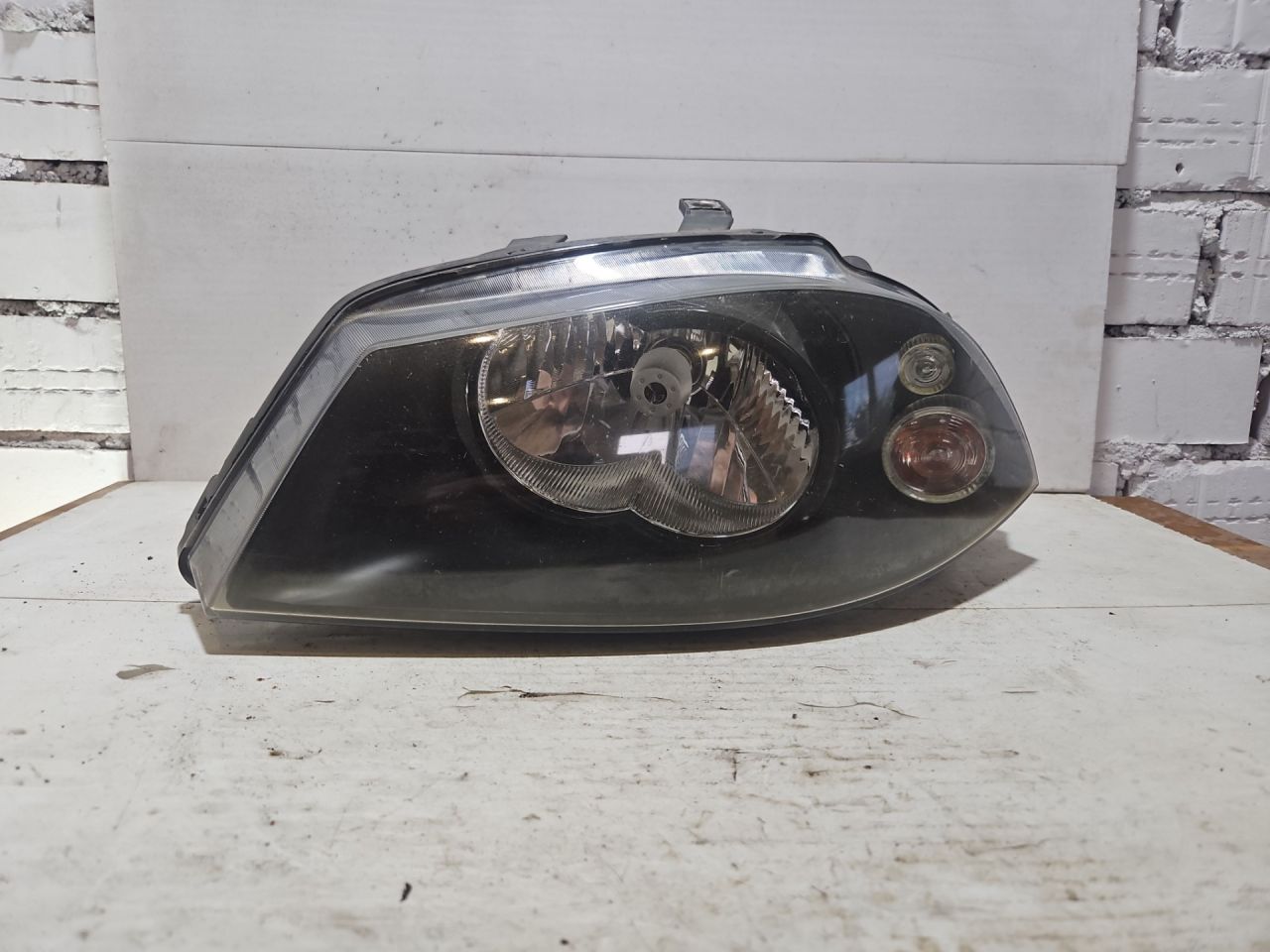 фара левая SEAT Ibiza 3 поколение 2004, 1.4 л., BBY, бензин, МКПП, серый, хетчбэк 3 дв., передний привод - фото №1