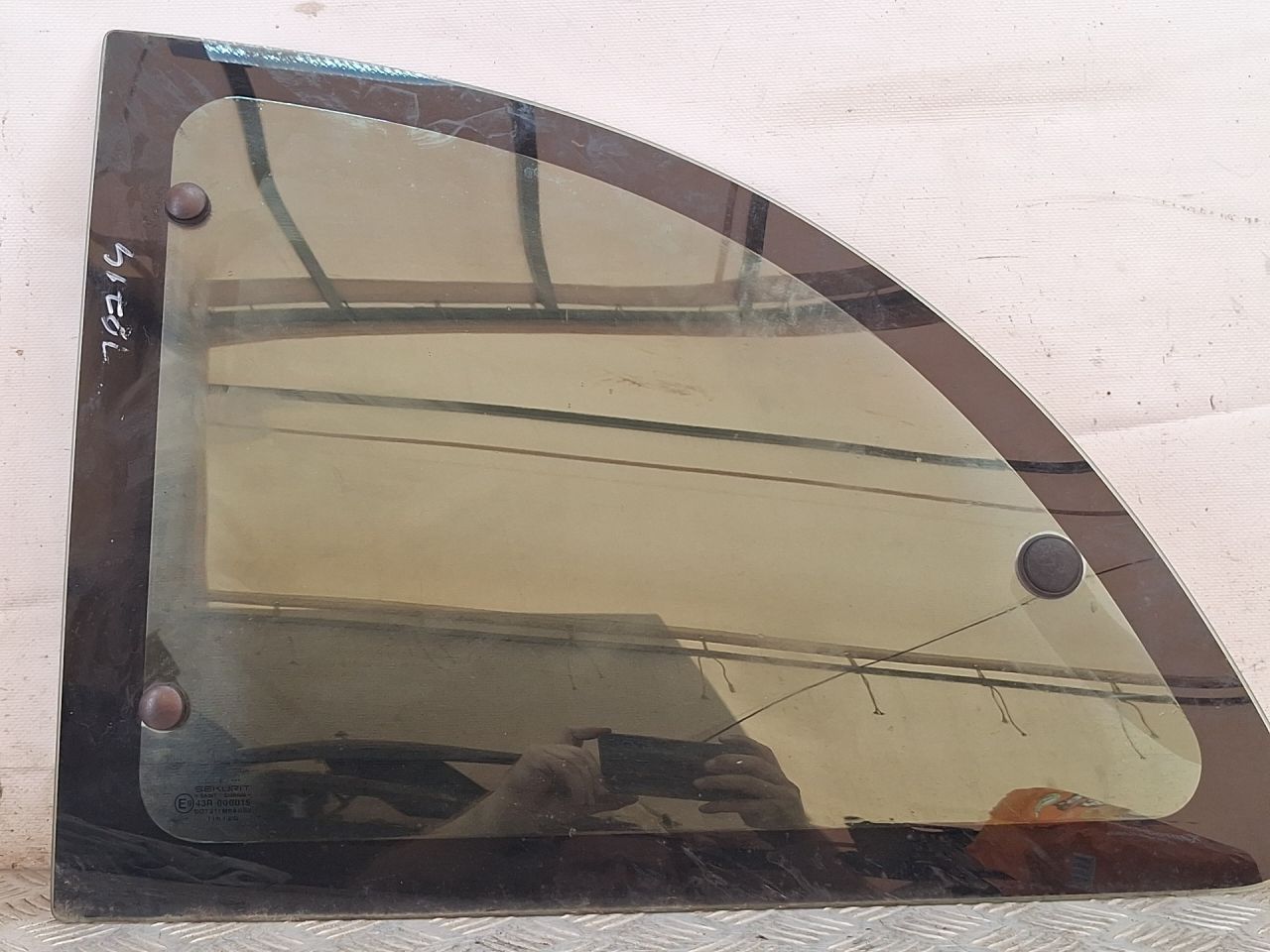 стекло кузовное боковое левое Ford Ka 1 поколение 2001, 1.3 л., бензин, МКПП, желтый, хетчбэк 3 дв., передний привод - фото №1