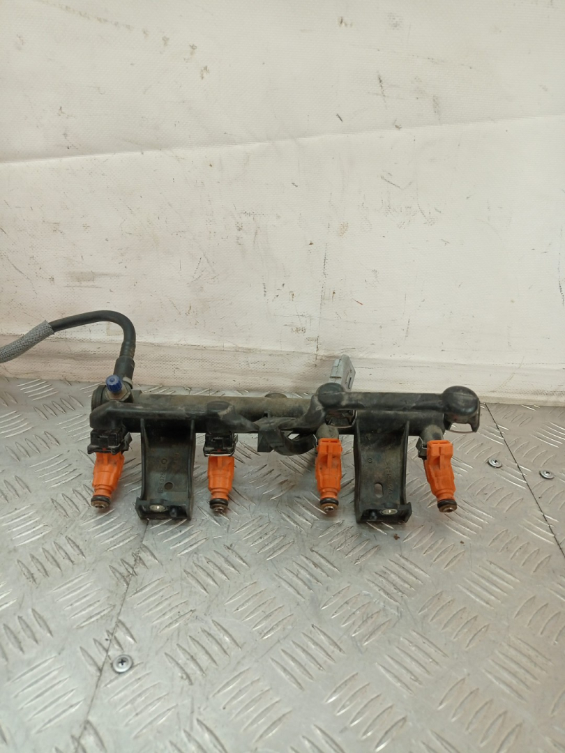 топливная рампа Peugeot 206 1 поколение 2002, 1.6 л., NFU (TU5JP4), бензин, МКПП, черный, кабриолет, передний привод, 9653708880 - фото №1