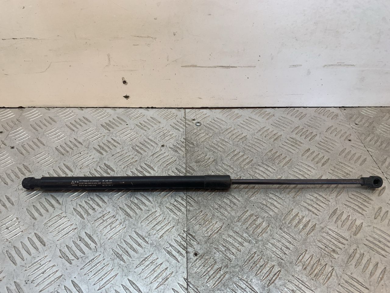 амортизатор крышки багажника (3-5 двери) Chevrolet Nubira 1 поколение 2007, 2.0 л., Z 20 DM, дизель, МКПП, универсал, передний привод, 96940955 - фото №1