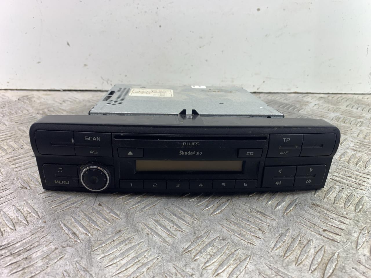 магнитола Skoda Yeti 1 поколение 2013, 2.0 л., CFHF, дизель, 6МКПП, серый, универсал, полный привод, 1Z0035152E - фото №1