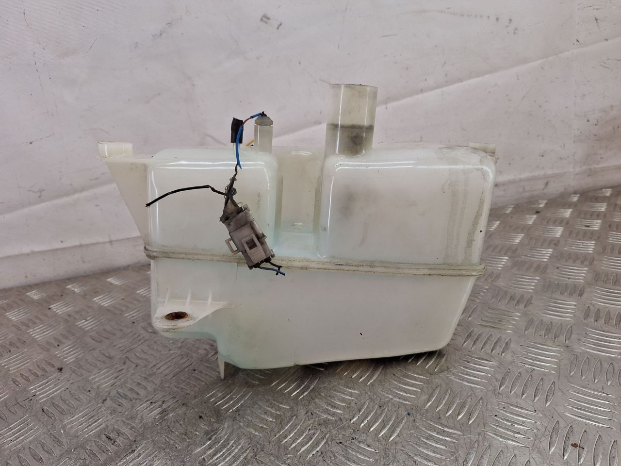 бачок омывателя Volvo C70 1 поколение 1999, 2.5 л., бензин, МКПП, серебро, купе, передний привод, 9190695, 9190696 - фото №1