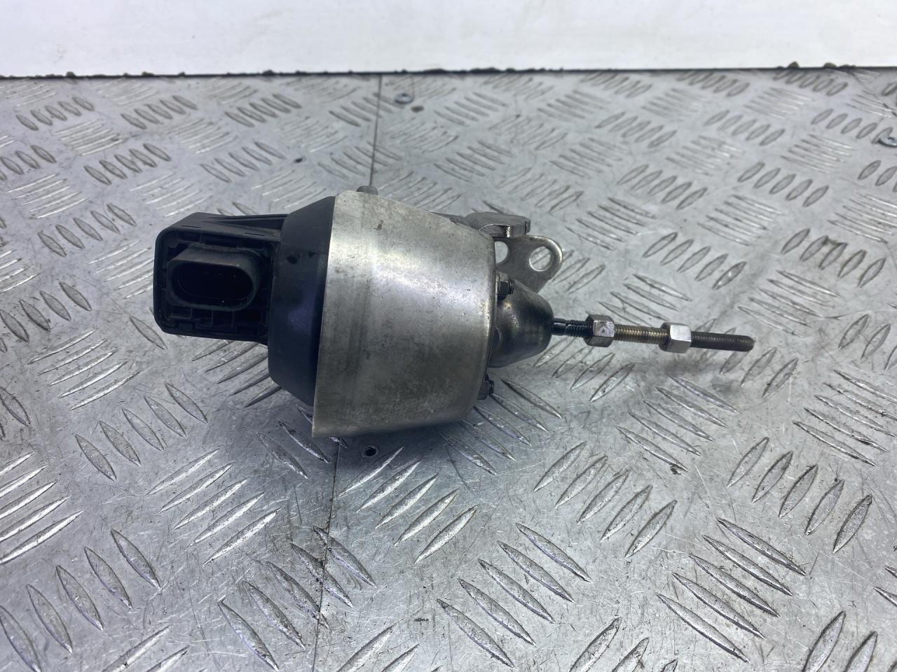 клапан управления турбиной (актуатор) Skoda Yeti 1 поколение 2013, 2.0 л., CFHF, дизель, 6МКПП, серый, универсал, полный привод, CZ306033 - фото №1