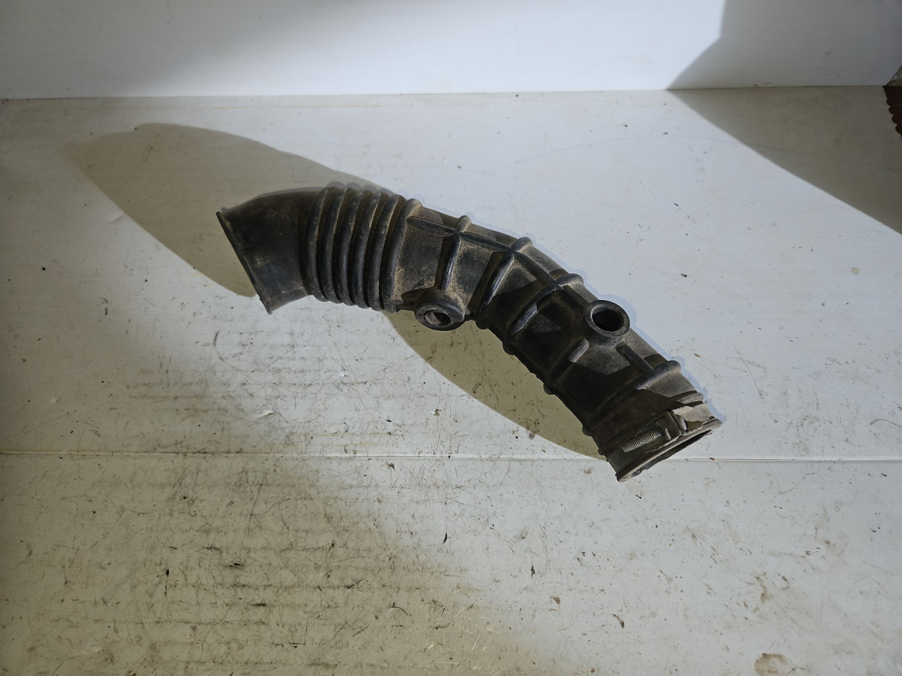 патрубок воздушного фильтра Suzuki Alto 5 поколение (1998 - 2012), 1.0 л., бензин - фото №1