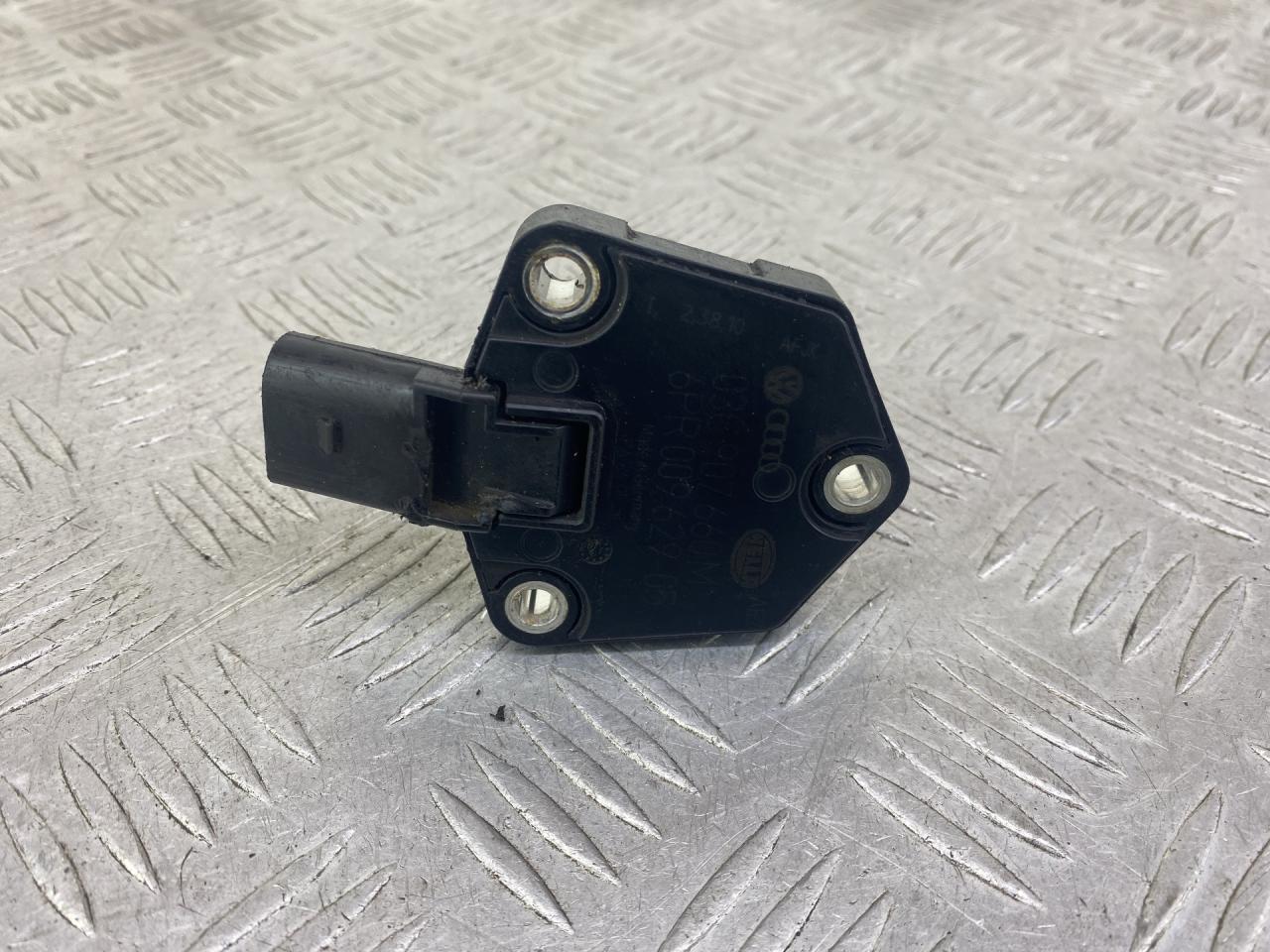 датчик уровня масла Skoda Yeti 1 поколение (2009 - 2014), бензин, МКПП, коричневый, 03C907660M, 6PR00962905 - фото №1