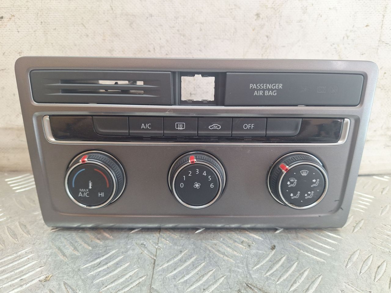 блок управления печки / климат-контроля Volkswagen Golf Sportsvan 1 поколение 2017, 1.2 л., CYVA, бензин, МКПП, универсал, передний привод, 5G0907426AQ - фото №1