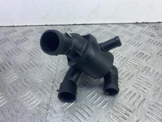 корпус термостата Skoda Yeti 1 поколение 2013, 2.0 л., CFHF, дизель, 6МКПП, серый, универсал, полный привод, 03L121111AE