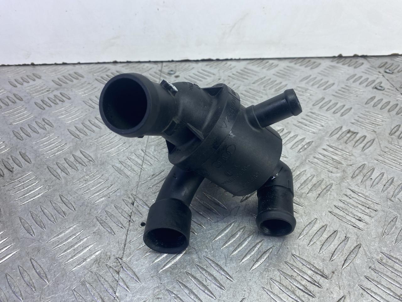 корпус термостата Skoda Yeti 1 поколение 2013, 2.0 л., CFHF, дизель, 6МКПП, серый, универсал, полный привод, 03L121111AE - фото №1