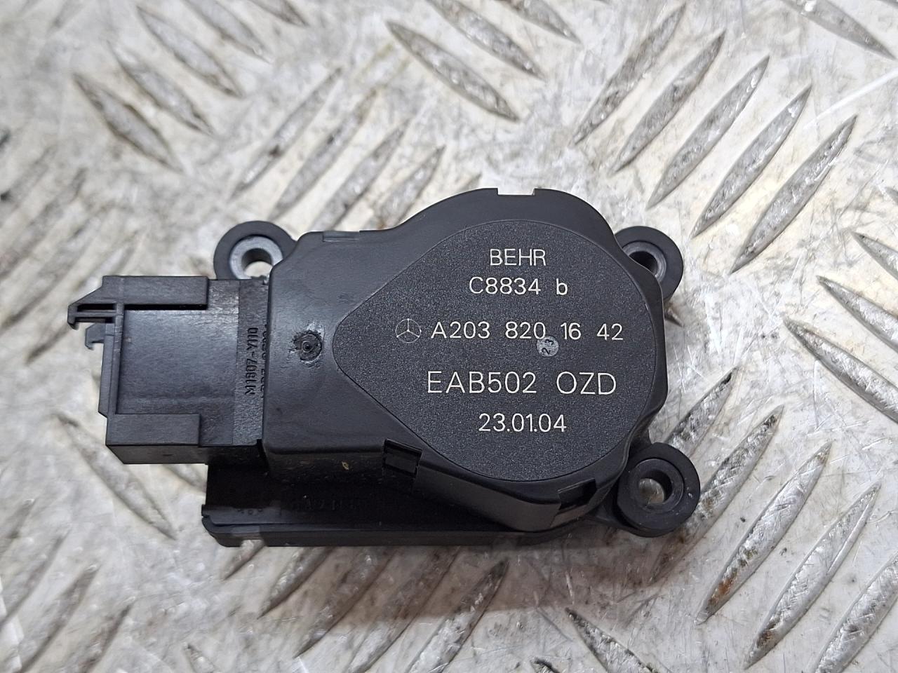 моторчик заслонки печки Mercedes-Benz E-Класс W211/S211 2004, 3.2 л., M 112.954, бензин, АКПП, серебро, универсал, задний привод, A2038201642 - фото №1