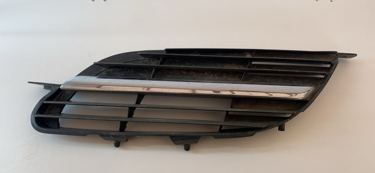 решетка радиатора Nissan Almera Tino V10 2003, 1.8 л., QG18DE, бензин, АКПП, голубой, минивэн, передний привод, 2615I01, 62317BU100, 9381M010 - фото №1