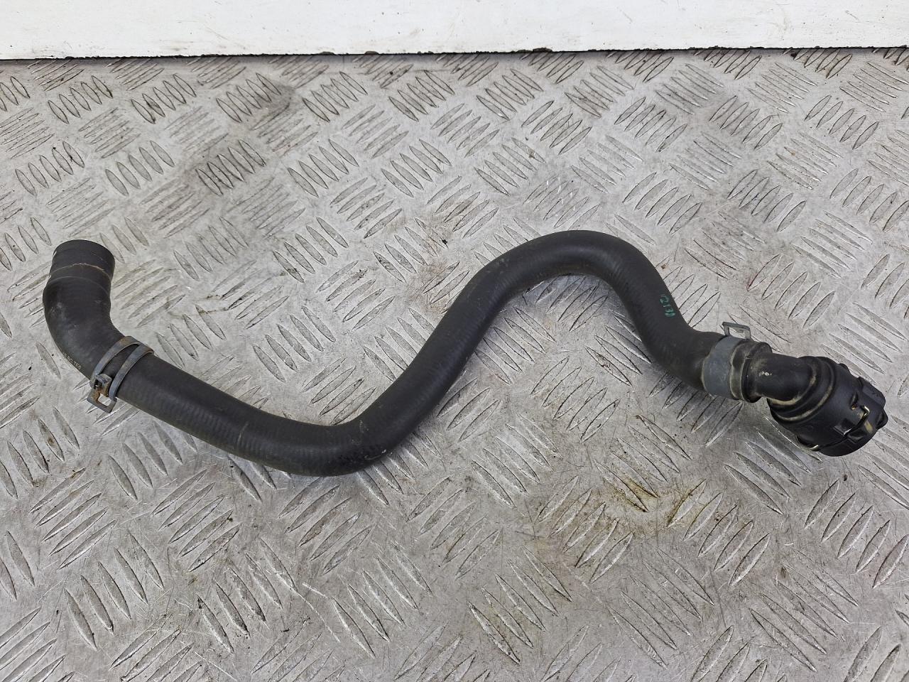 патрубок радиатора Volkswagen Golf Sportsvan 1 поколение 2017, 1.2 л., CYVA, бензин, МКПП, универсал, передний привод, 5Q0122157BP, 5Q0122291S - фото №1