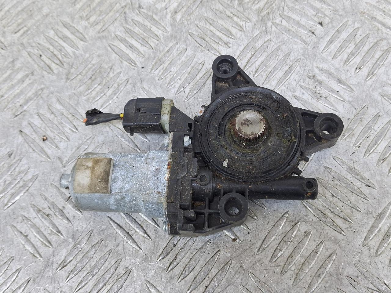 моторчик стеклоподъемника передний правый Kia Soul 2 поколение (2014 - 2016), 82460B2000 - фото №1