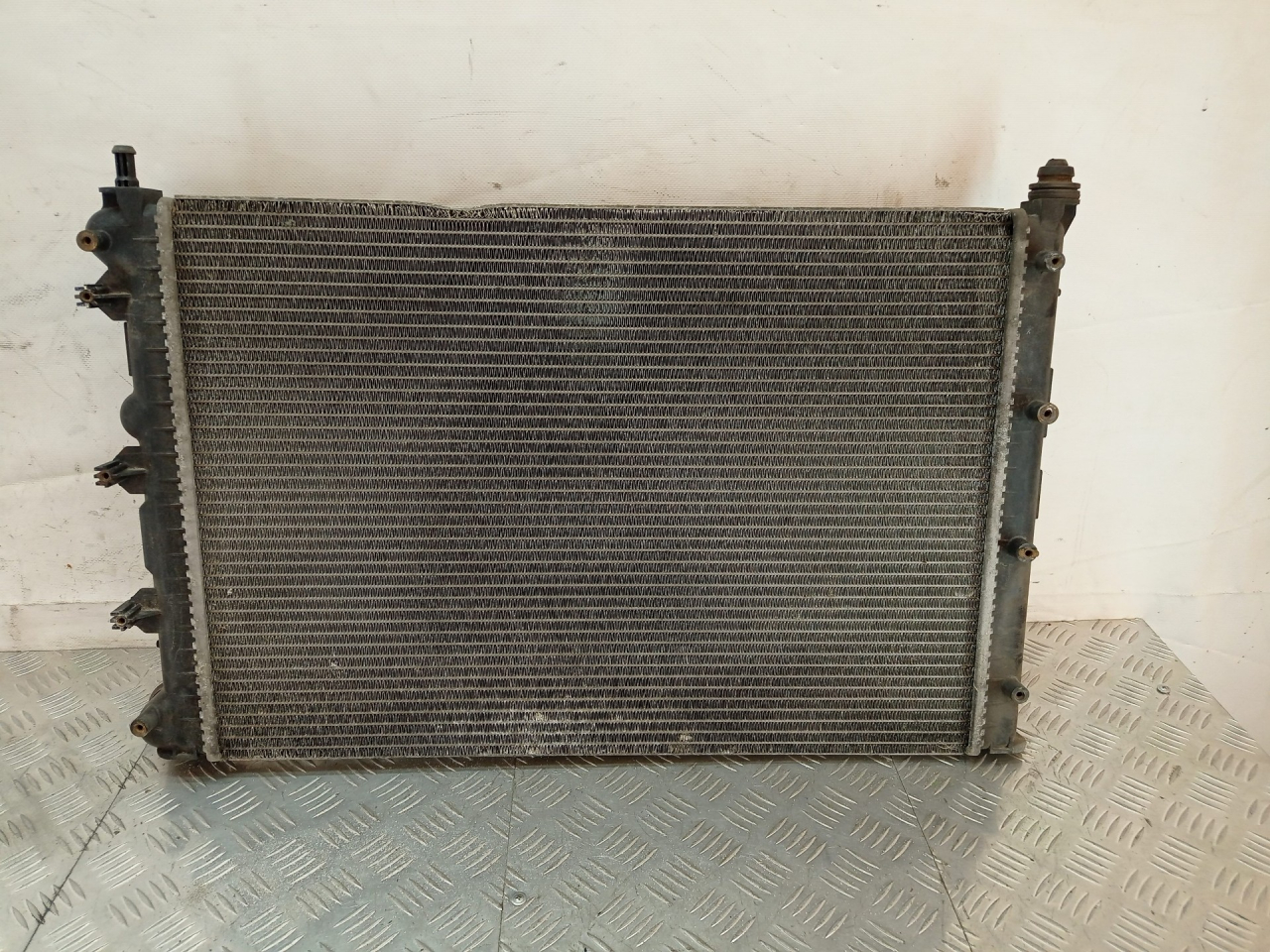 радиатор (основной) Alfa Romeo 147 1 поколение 2002, 2.0 л., AR 32310, бензин, МКПП, черный, хетчбэк 5 дв., передний привод, 46743394 - фото №1