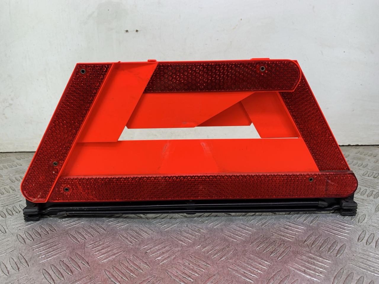 знак аварийной остановки Audi A6 4B/C5 1999, 1.8 л., AQE, бензин, МКПП, красный, седан, 4B5860251B - фото №1