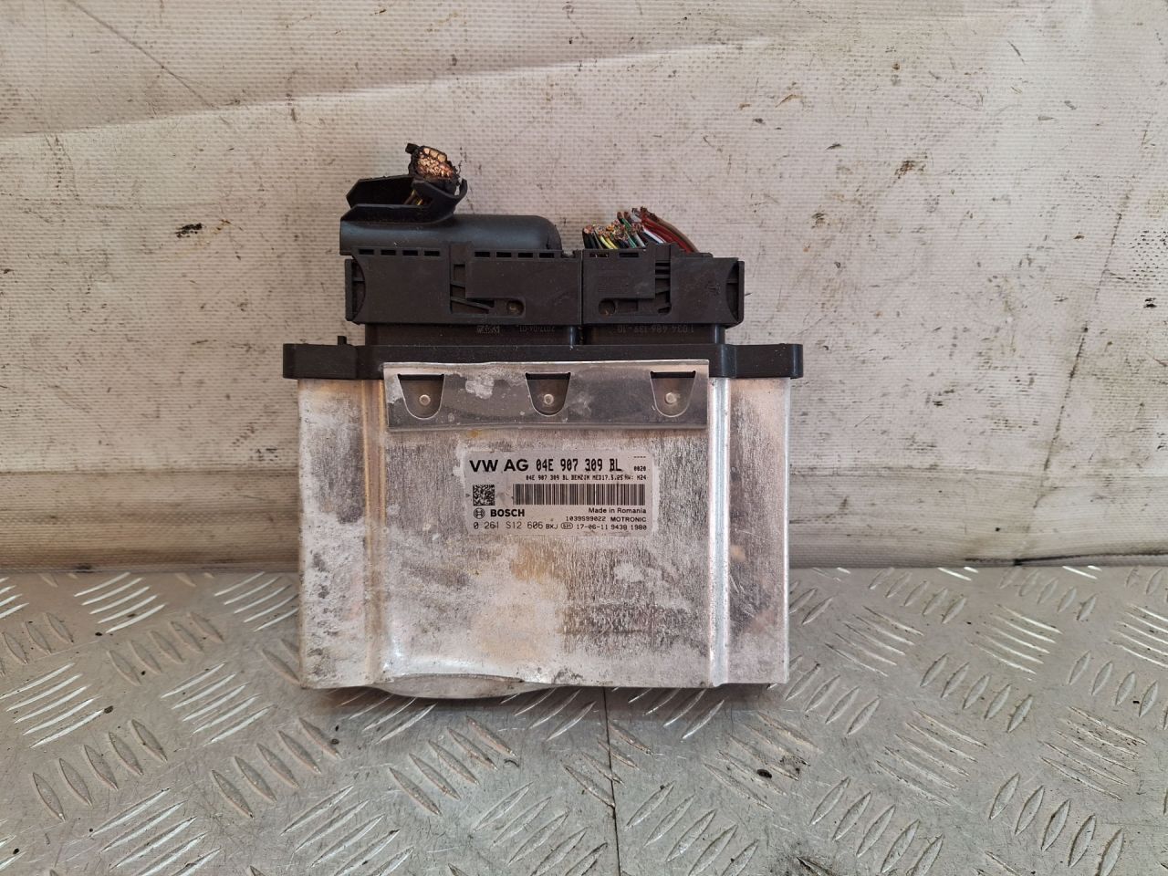 блок управления двигателем Volkswagen Golf Sportsvan 1 поколение 2017, 1.2 л., CYVA, бензин, МКПП, универсал, передний привод, 0261S12606, 04E907309BL - фото №1