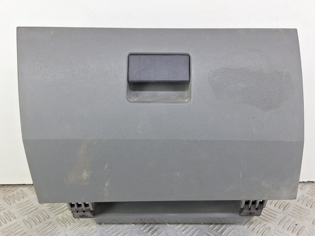 бардачок Ford Fiesta 5 поколение 2004, 1.4 л., бензин, МКПП, хетчбэк 5 дв., передний привод, 2S61A06024ADW - фото №1