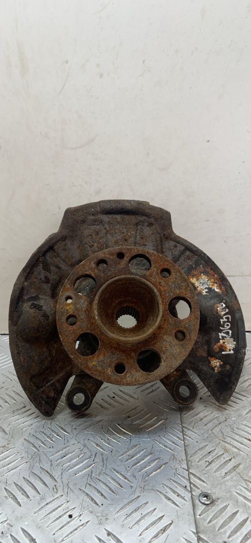 ступица передняя левая Mercedes-Benz A-Класс W168 W168.031 2001, 1.9 л., M 166.990, бензин, АКПП, черный, минивэн, передний привод - фото №1