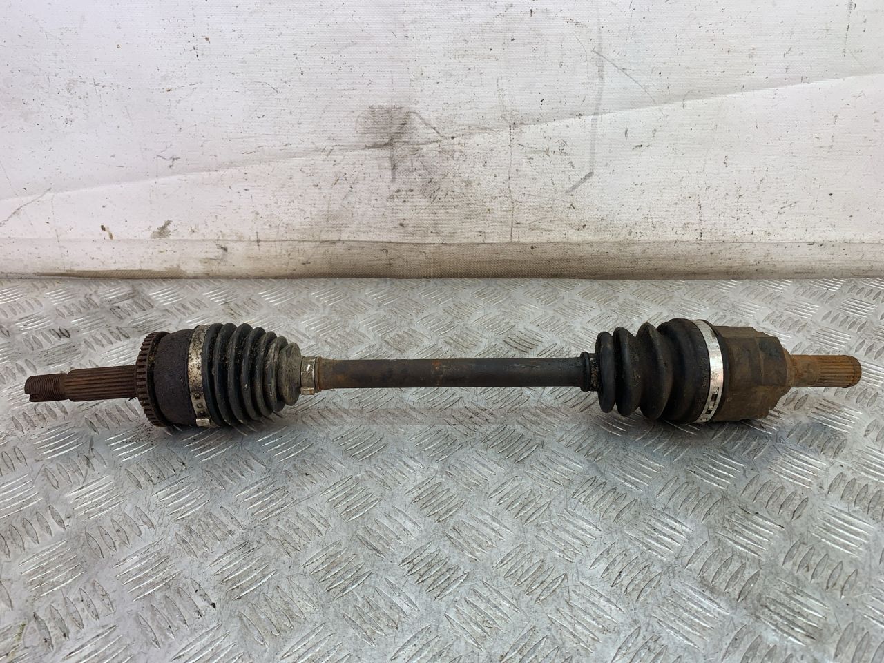 полуось передняя левая (приводной вал, ШРУС) Kia Rio 3 поколение (2011 - 2015) - фото №1