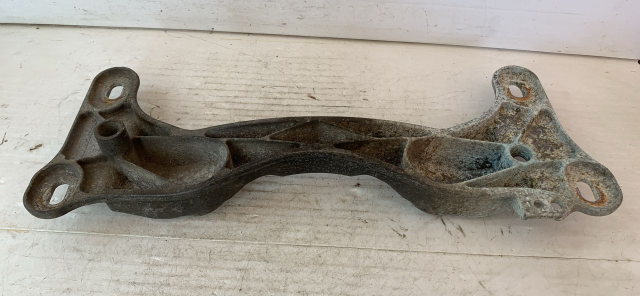 кронштейн КПП BMW 1 серия E81/E82/E87/E88 2006, 1.6 л., N45 B16 A, бензин, МКПП, хетчбэк 5 дв., задний привод, 2231, 67710640 - фото №1