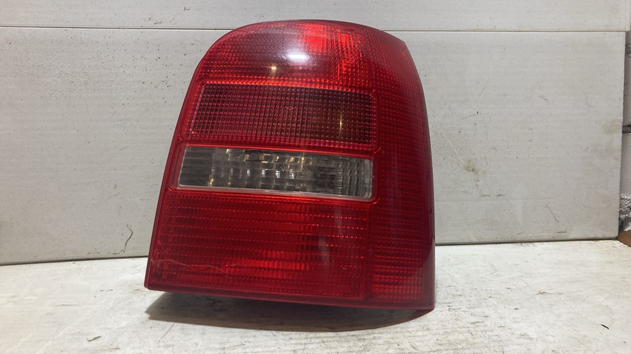 фонарь задний правый Audi A4 B5 1998, 2.5 л., дизель, МКПП, серебро, универсал, передний привод, 8D9945096C - фото №1