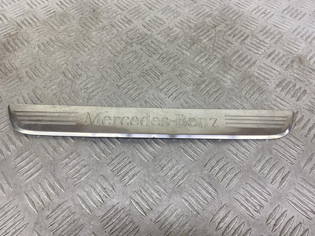 накладка на порог внутренняя Mercedes-Benz E-Класс W213/S213/C238/A238 (2016 - 2020), 2.0 л., OM 654.920, дизель, АКПП, серый, седан, задний привод, A2056800035, A2576802101 - фото №1