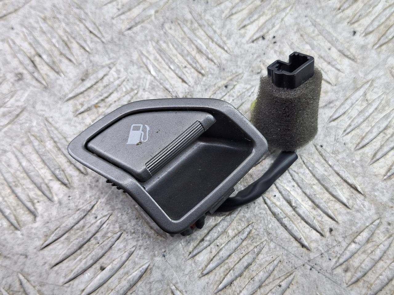 кнопка открытия лючка топливного бака Hyundai Grand Santa Fe 1 поколение 2015, 2.2 л., D4HB, дизель, АКПП, внедорожник 5 дв., полный привод, 935552W000 - фото №1