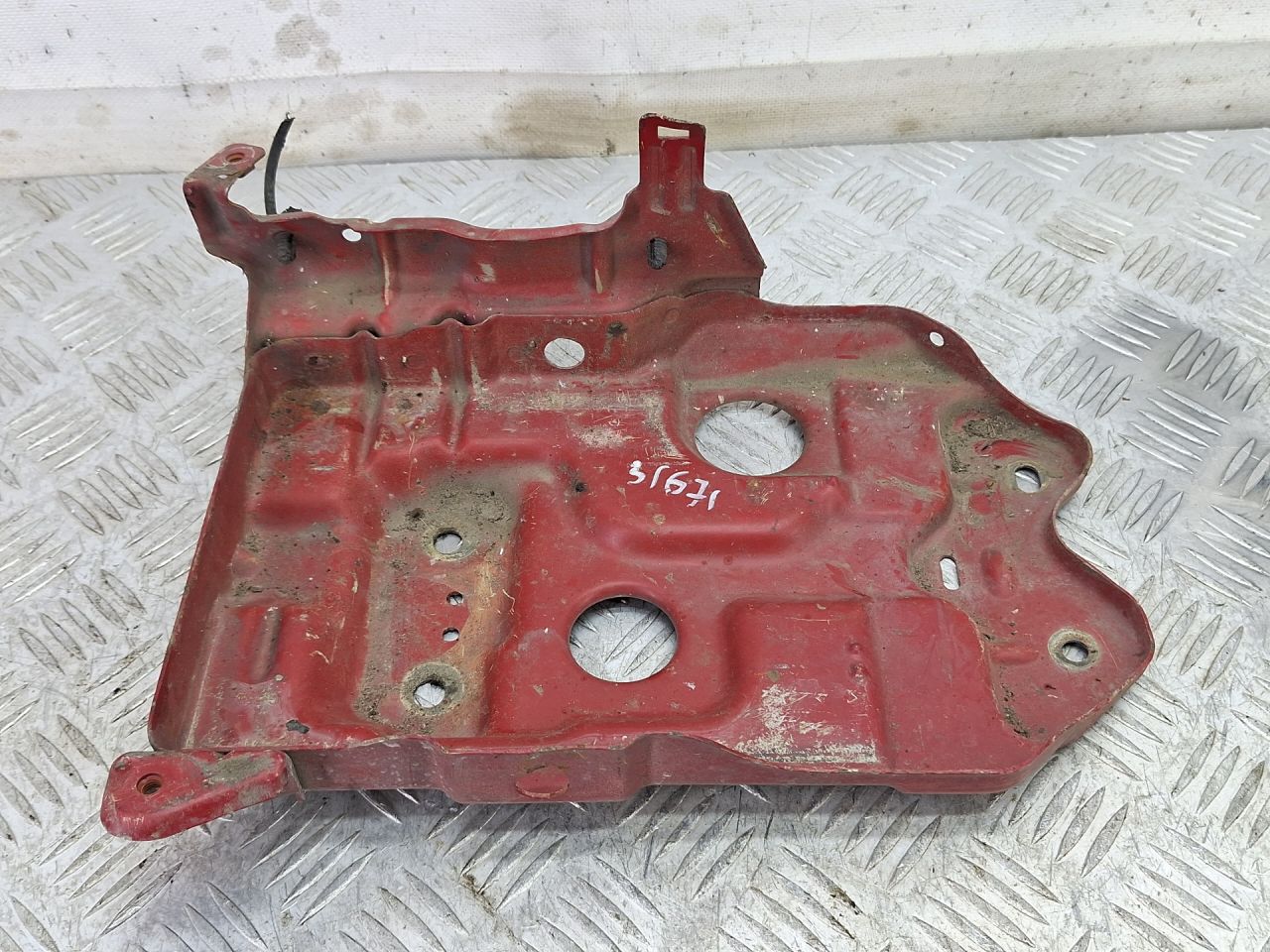 крепление аккумулятора Daewoo Kalos 1 поколение 2004, 1.4 л., F14D3, бензин, МКПП, красный, минивэн, передний привод - фото №1