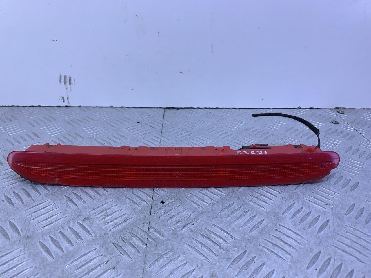 дополнительный стоп-сигнал Volkswagen Passat B6 (2005 - 2010), 2.0 л., дизель, универсал, 1K6945097B - фото №1