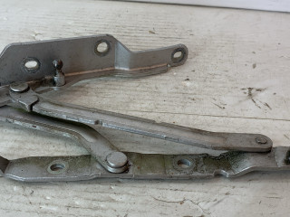 петля капота правая Volvo C70 1 поколение 1999, 2.5 л., бензин, МКПП, серебро, купе, передний привод