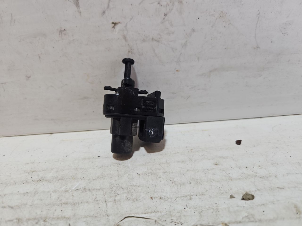 Датчик педали тормоза (лягушка) Ford Focus 1 поколение 2000, 1.4 л., FXDC, бензин, МКПП, серебро, хетчбэк 3 дв., передний привод, 93BB13480BC - фото №1