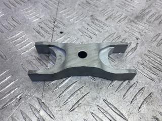 крепление форсунки Skoda Yeti 1 поколение 2013, 2.0 л., CFHF, дизель, 6МКПП, серый, универсал, полный привод, 03L216A