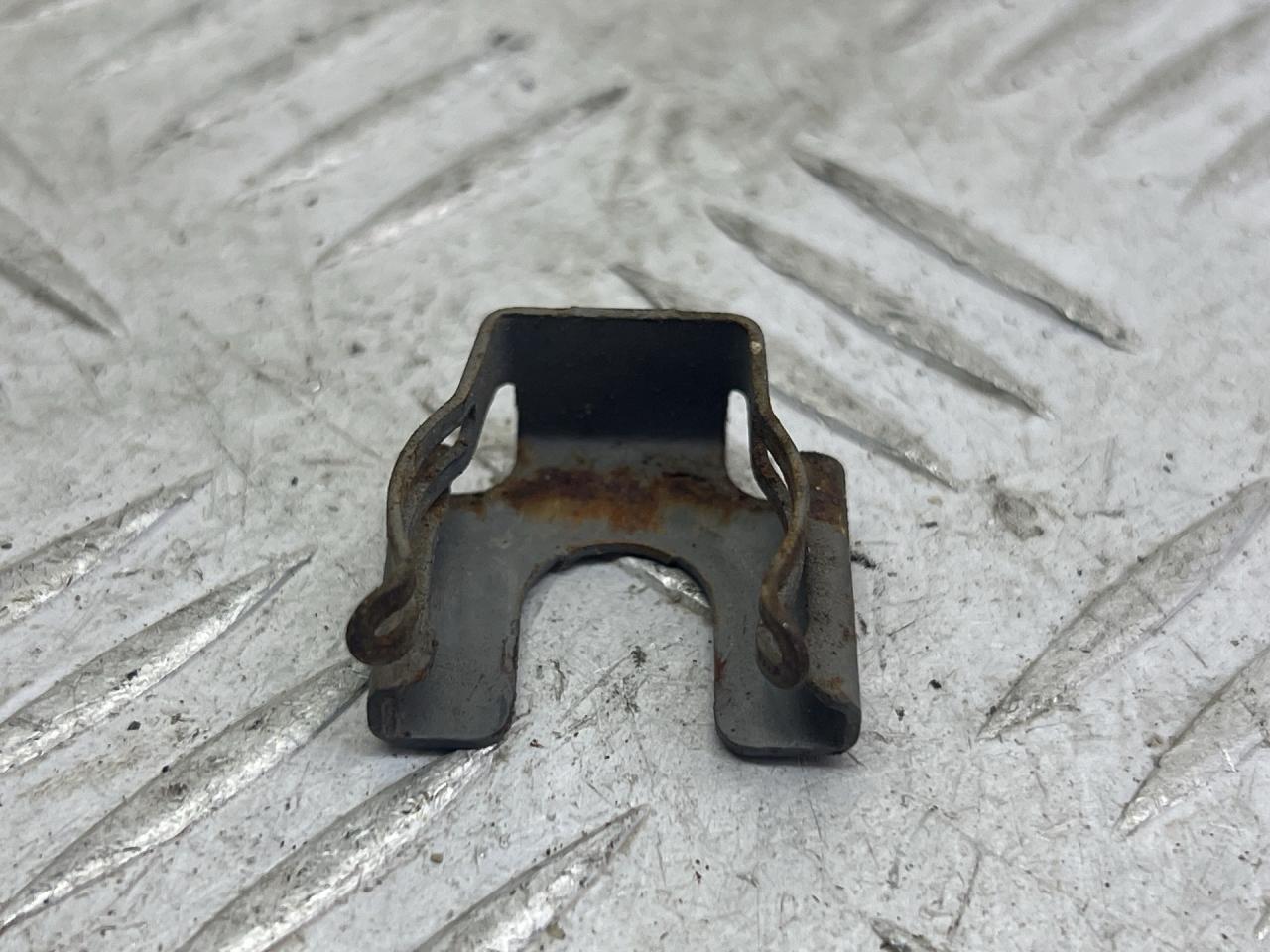 крепление форсунки Ford Ka 1 поколение (1996 - 2008) - фото №1