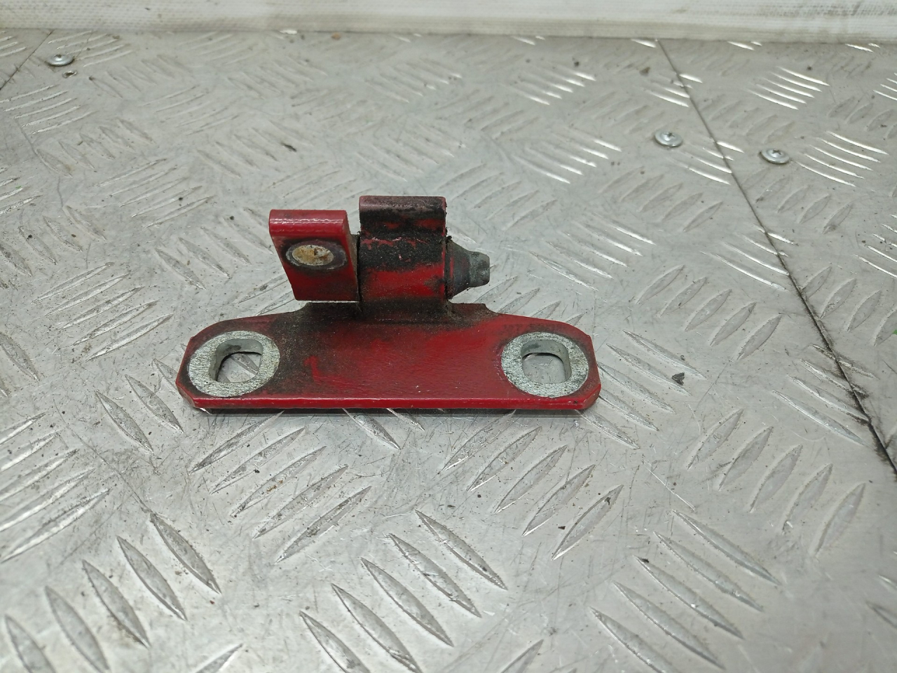 петля двери Chevrolet Alero 1 поколение 2000, 2.4 л., бензин, АКПП, красный, седан, передний привод - фото №1