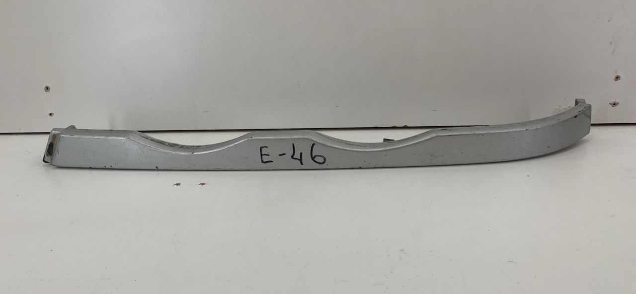 ресничка (ус) левой фары BMW 3 серия E46 2000, 51138208481 - фото №1