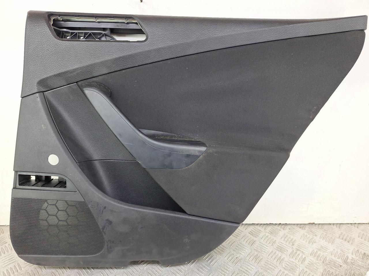 обшивка двери задняя правая Volkswagen Passat B6 2009, 1.4 л., CAXA, бензин, 6МКПП, голубой, универсал, передний привод, 1K0947419A - фото №1