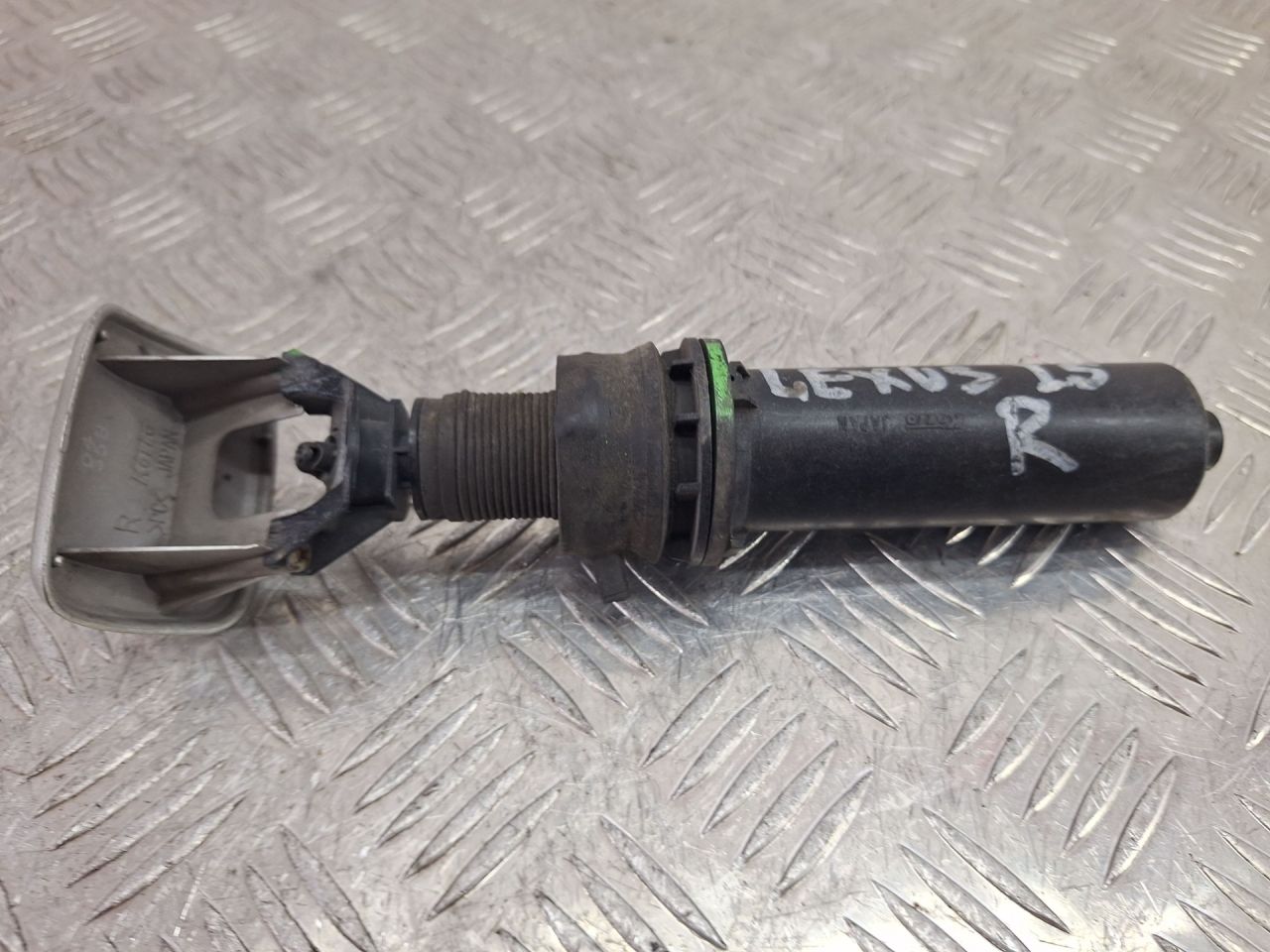 форсунка омывателя фары правая Lexus IS 1 поколение (XE10) 2003 - фото №1