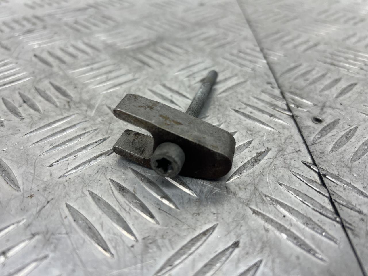 крепление форсунки Mercedes-Benz Vito W639 (2003 - 2010), 3.0 л., дизель - фото №1