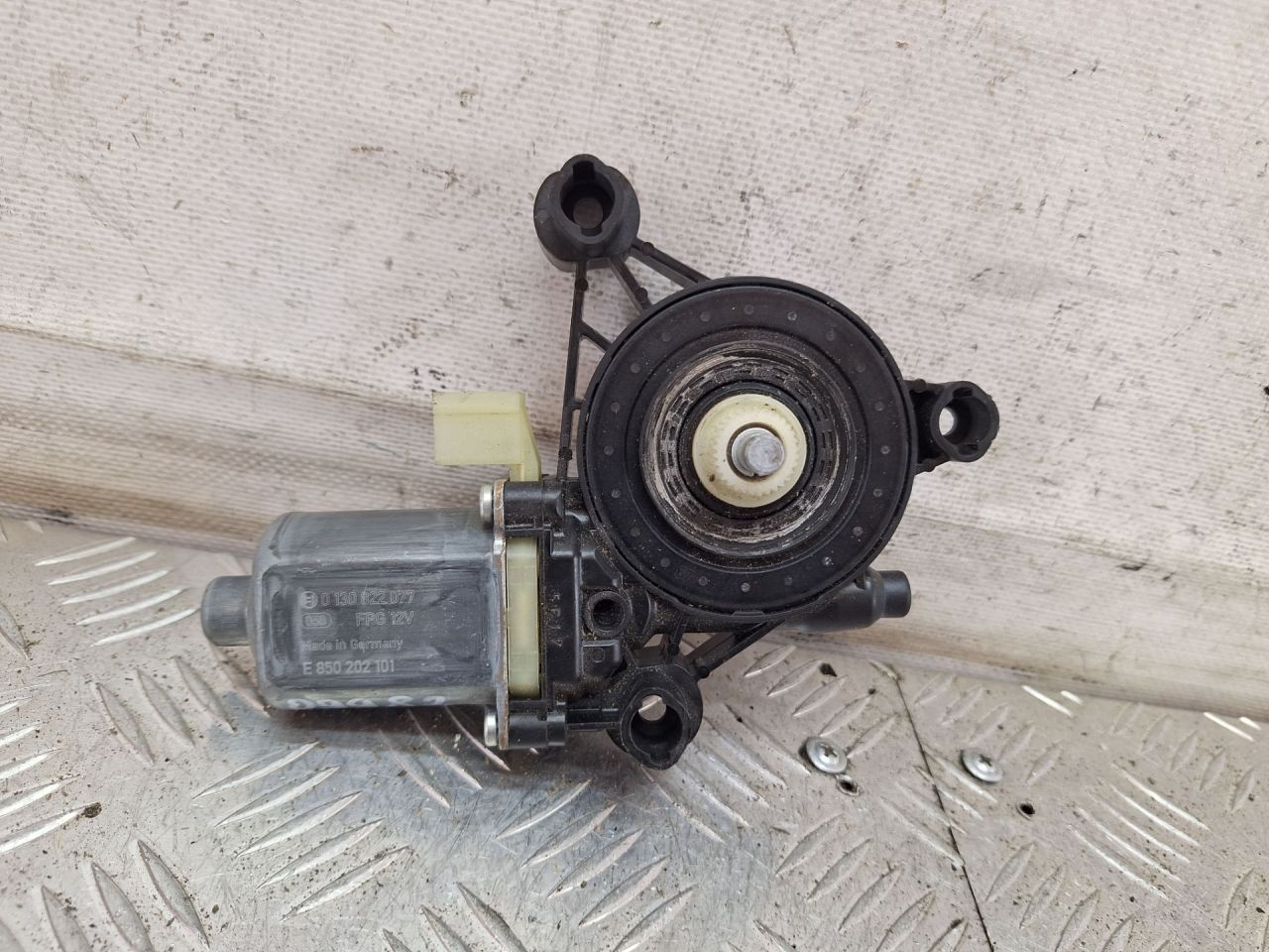 моторчик стеклоподъемника передний правый Volkswagen Golf Sportsvan 1 поколение 2017, 1.2 л., CYVA, бензин, МКПП, универсал, передний привод, 0130822077, 5Q0959801C - фото №1