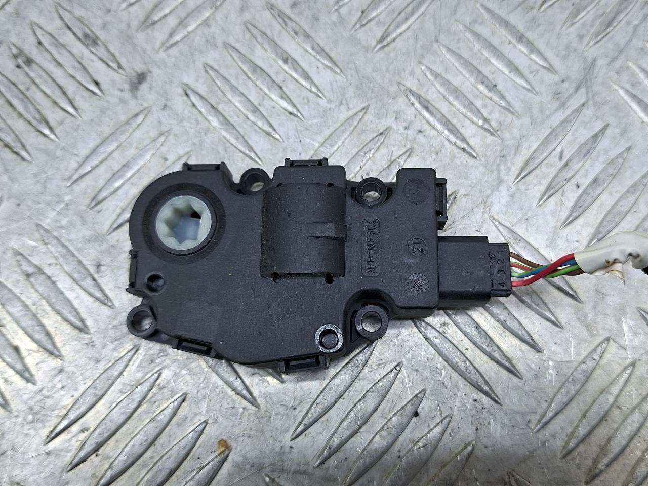 моторчик заслонки печки BMW 3 серия E90/E91/E92/E93 2005, 2.5 л., N52 B25 AF, бензин, МКПП, серый, седан, задний привод, 985458D03 - фото №1